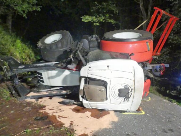 17-Jähriger mit Traktor verunglückt – Fahrer schwer verletzt