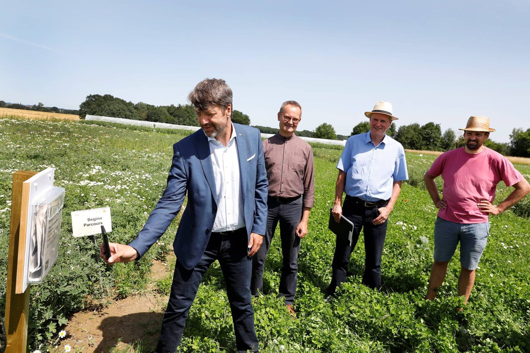 praesident stephansedlmayer scannt qr code feldtag Oekoversuche puch 1