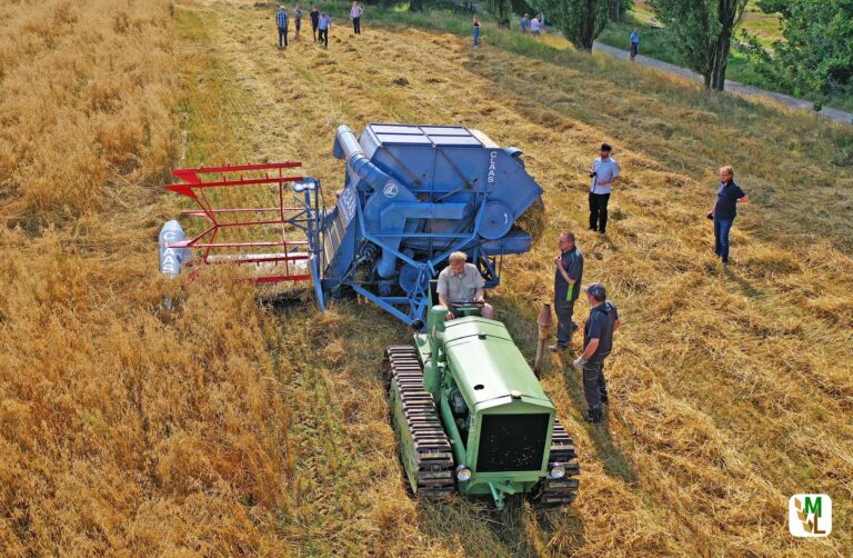85 Jahre CLAAS Mäh-Dresch-Binder – Der erste europäische Mähdrescher drischt im LWL-Freilichtmuseum Detmold