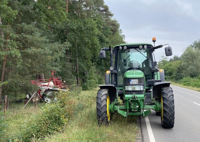 Haßloch – Angehängte Feldspritze löst sich von Traktor