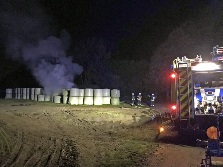 Mettmann – Silageballen auf einem Feld in Brand gesetzt