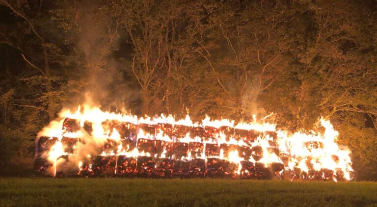 Brandstiftung in Velbert – Brand von über 100 Strohballen