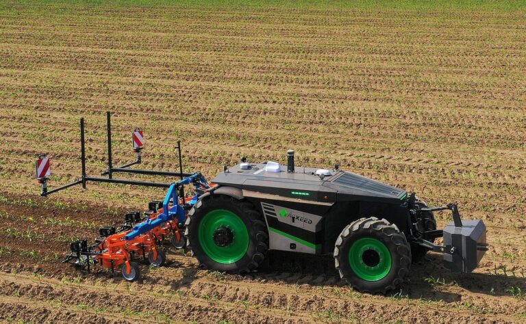 Gewicht auf dem Acker minimieren – AgXeed präsentiert mit dem 2.055W4 die 55kW 4-Rad Version des AgBots