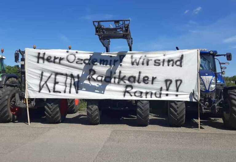 „Herr Özdemir, wir sind kein radikaler Rand“ – Friedliche Demonstranten werden in die Nähe von Terroristen gerückt