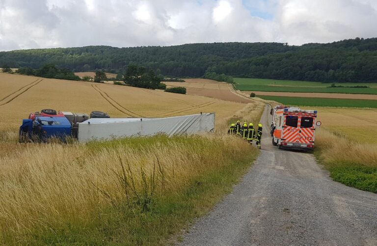 Mit Kalk beladener Sattelzug kippt um