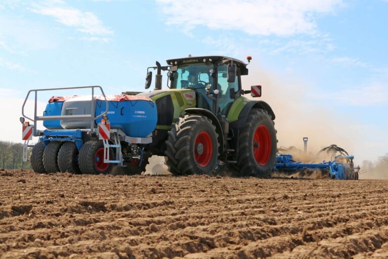 LEMKEN Säkombination mit Frontbehälter