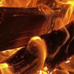 Bayern begrüßt Änderungen bei Regeln für Holzenergie 4 Brennendes Holz als Symbolbild für Holzenergie und Holzheizungen in Bayern