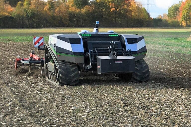 Mit vier Robotern für mehr Automatisierung auf dem Acker – LFL Ruhstorf gehört bundesweit zu den führenden Standorten für Feldrobotik
