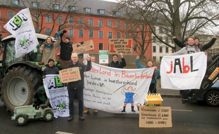 Treckerprotest der AbL vor dem Immobilienkonzern Deutsche Wohnen in Berlin