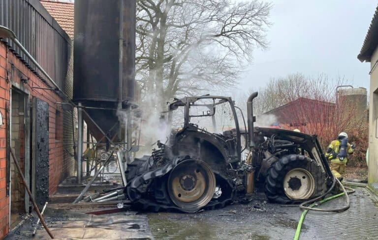 Brand von Traktor auf landwirtschaftlichem Betrieb