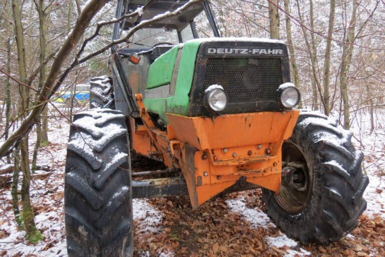Forstschlepper im Wald gefunden – Polizei sucht Zeugen