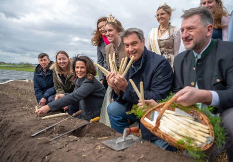 Endlich wieder frischer Spargel in Bayern – Ministerpräsident Dr. Markus Söder und Michaela Kaniber eröffnen Bayerische Spargelsaison