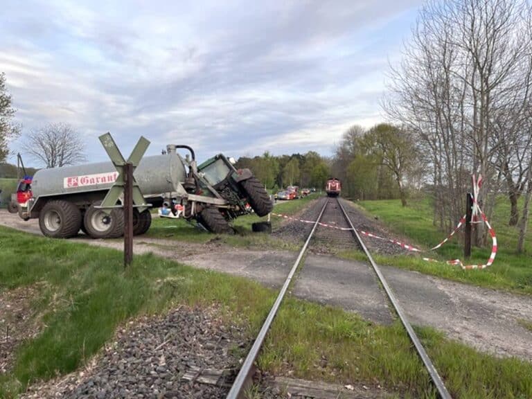Unfall auf dem Bahnübergang – Traktorfahrer stirbt am Unfallort