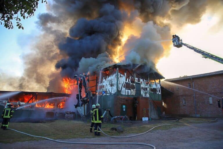 Feuer zerstört landwirtschaftliches Gebäude in Neuengörs