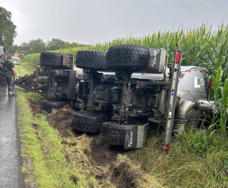 Güllefass stürzt um – Polizei sucht möglichen Unfallverursacher