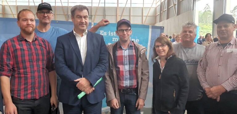 Kreisbäuerin Katrin Hansen übergibt schriftliche Arbeitshilfe bezüglich „Roter Gebiete“ an Ministerpräsident Söder