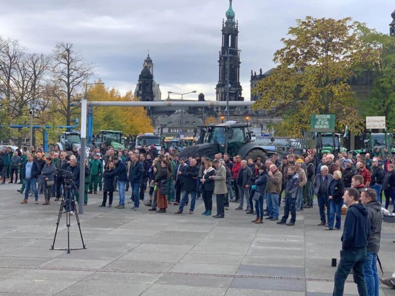 Wegen verspäteter Zahlung: Landwirte demonstrieren in Dresden vor dem Landtag