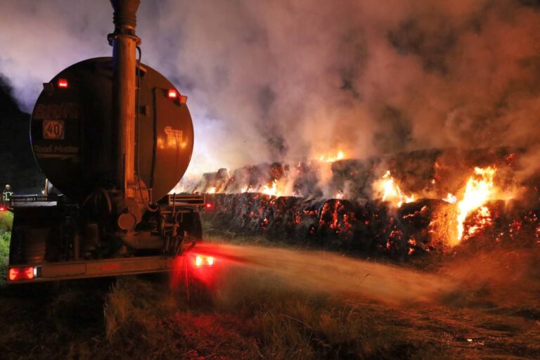 Brand von 100 Strohballen in Hambühren