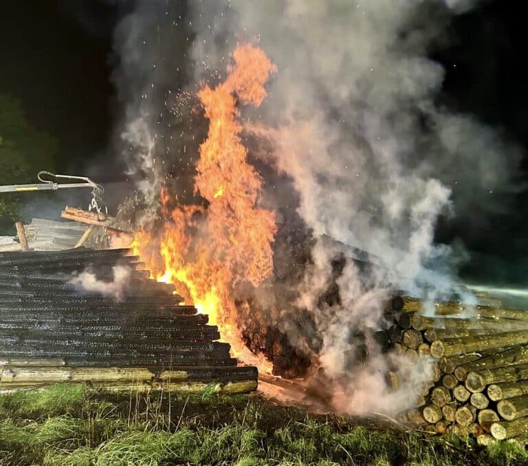 Brennender Holzpolter nahe Drolshagen-Eltge