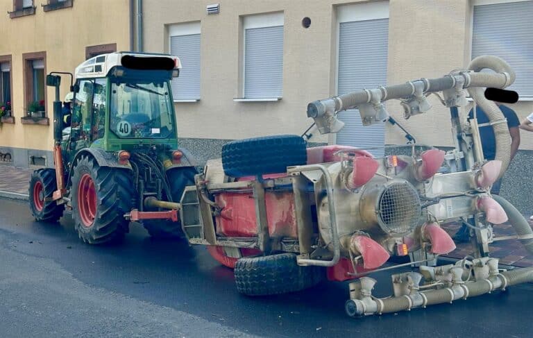 Umgekippte Pflanzenschutzspritze in Landau
