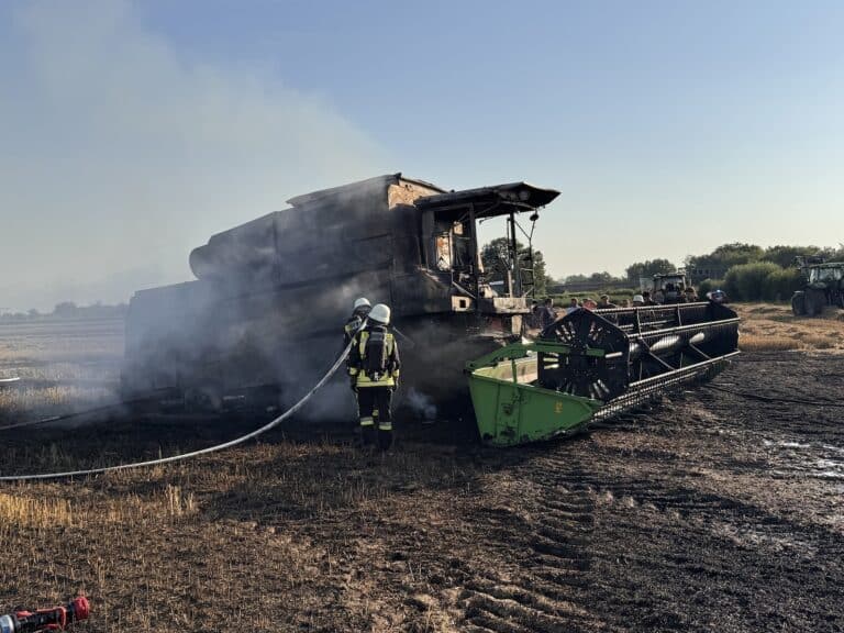 Brand von Mähdrescher in Freising
