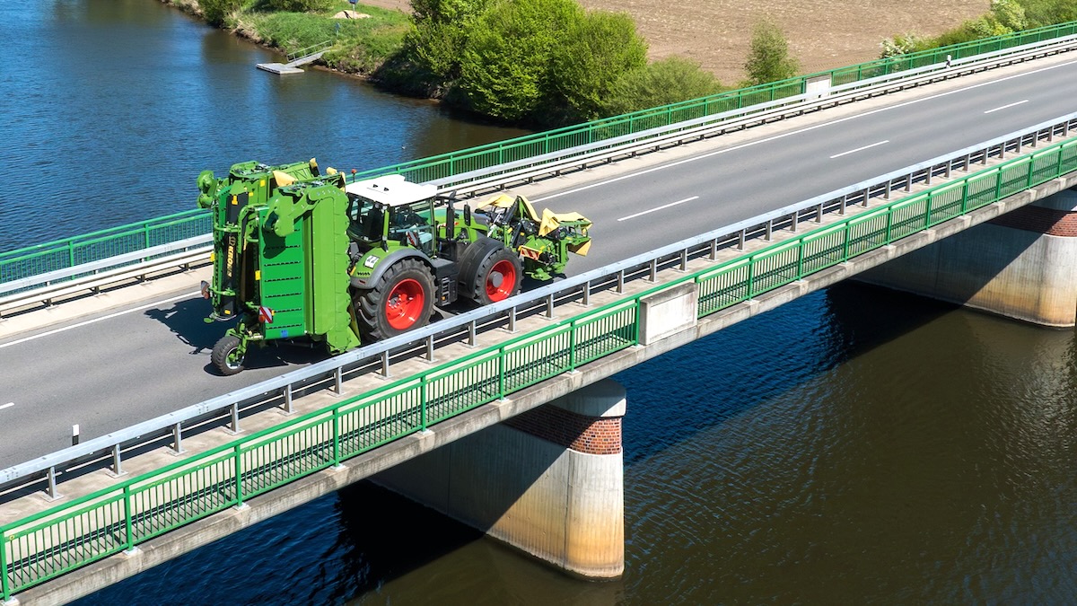 KRONE EasyCut B 1250 CV Fold Collect: 12,5-Meter-Mähkombination mit Schwadzusammenführung 5 KRONE EasyCut B 1250 CV Fold Collect transport 1 4